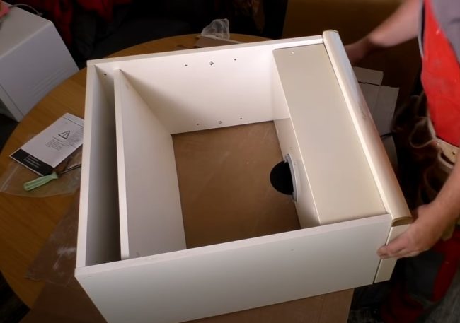 Снимка: Монтиране на абсорбатора на мястото на демонтираната долна част на корпуса на шкафа