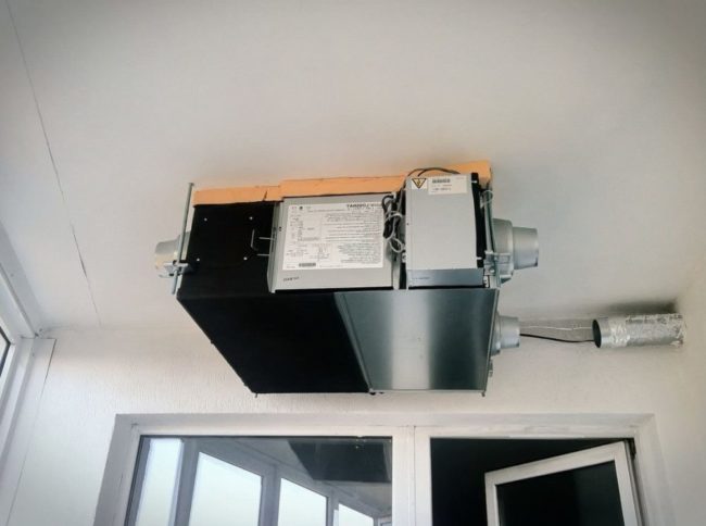 Снимка на блок за рекуперация на топлина, монтиран под тавана