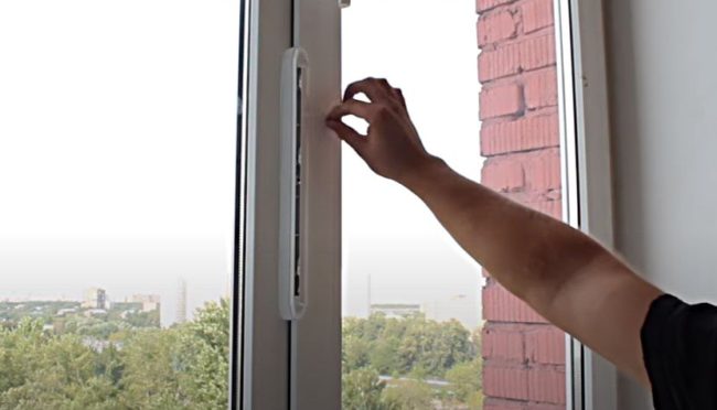 Снимка: Проверка на работата на вентила на прозореца