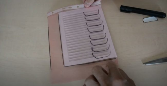 Снимка: Проверка на подравняването на венчелистчетата с прорезите в решетката