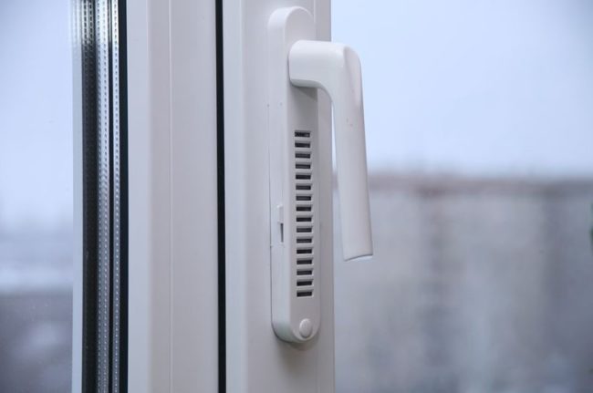 Снимка на PVC прозорец с въздушен клапан на дръжката