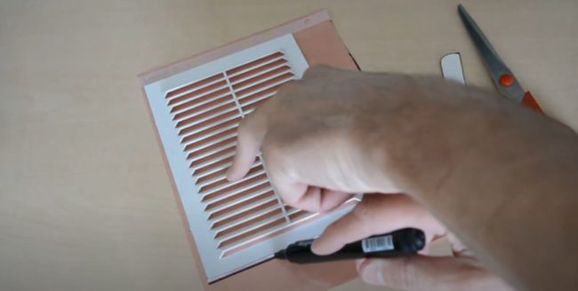 Снимка: Маркировки върху фрагмент от полиетиленово фолио, съответстващи на размера на вентилационната решетка