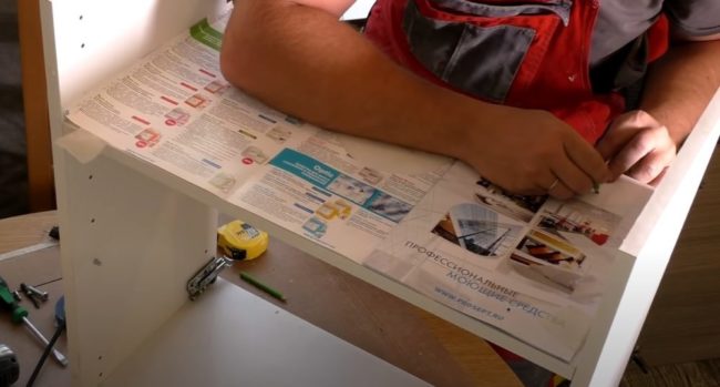 Снимка: Маркиране на отвори на рафт на шкаф с помощта на шаблон