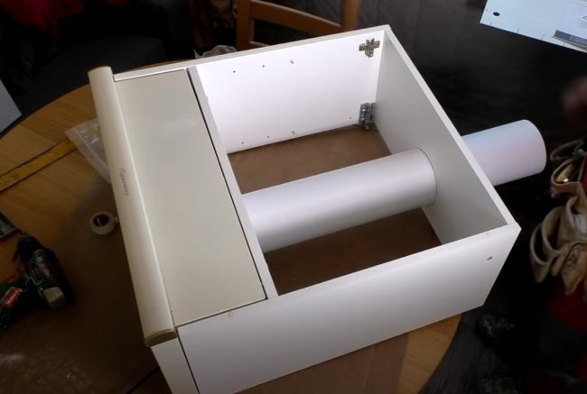 Снимка на шкаф с вградена качулка и въздуховод