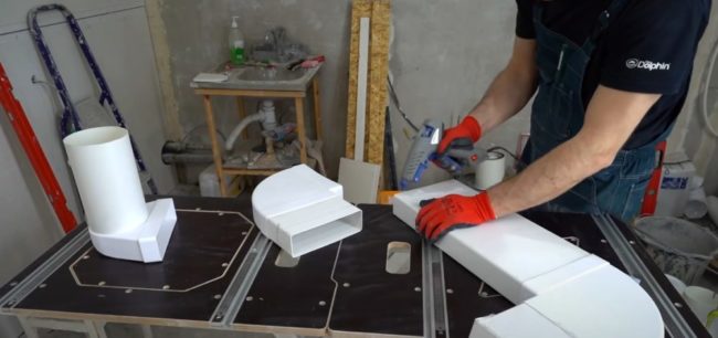 Снимка: Залепване на фуги на канали с пистолет за лепило