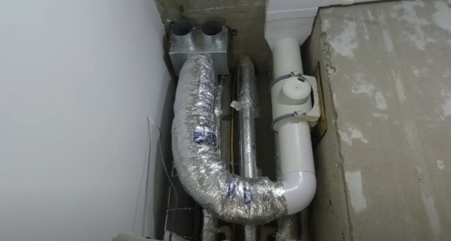 Снимка: Свързване на изхода на разпределителната кутия към входа на вентилатора на канала с гъвкав въздуховод