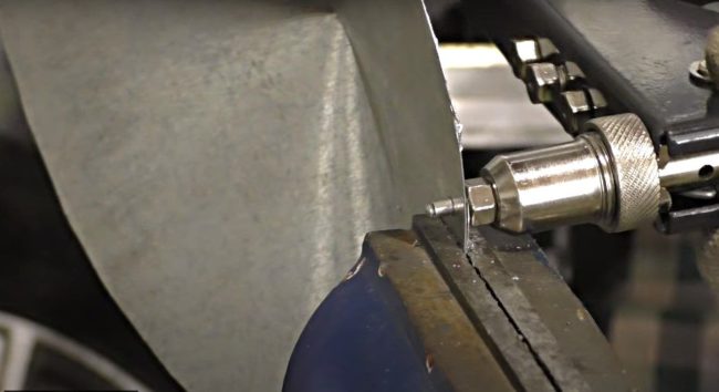 Снимка: Свързване на чадъровидни съединения с нитове