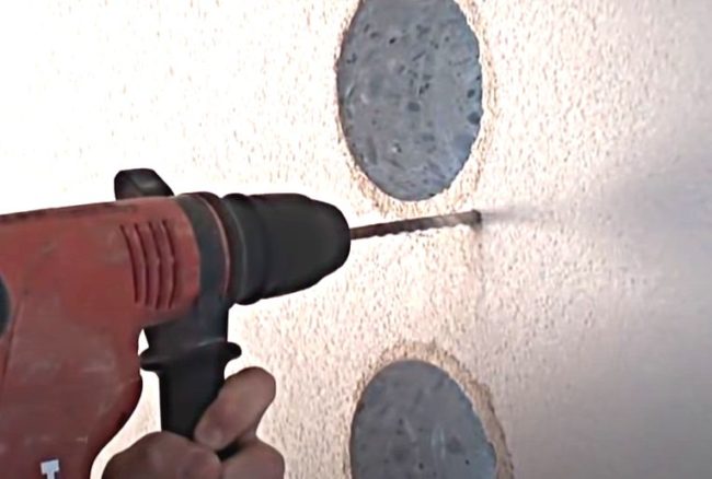 Снимка: Пробиване на монтажни отвори на стената