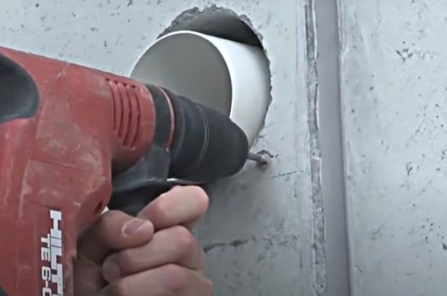 Снимка: Пробиване на монтажни отвори за сенника от страната на улицата