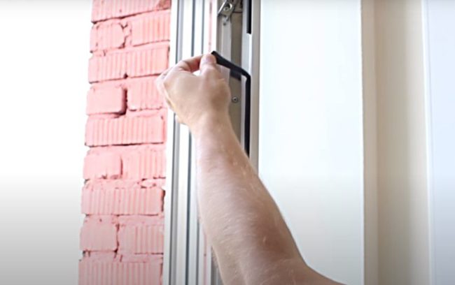 Снимка: Премахване на уплътнителната гума от PVC профил на прозорец