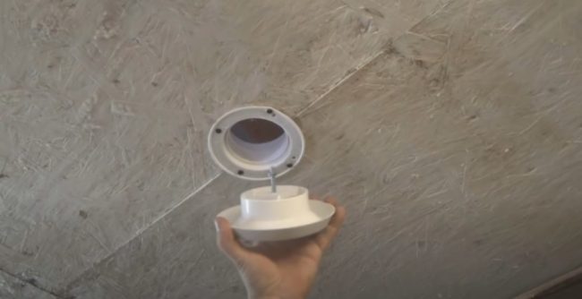 Снимка: Монтиране на анемометри в вентилационни отвори на тавана