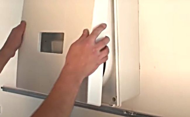 Снимка: Монтиране на декоративен капак на рекуператорния блок