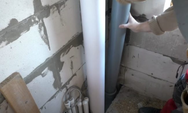 Снимка: Монтиране на вентилационна тръба до вентилационен щранг