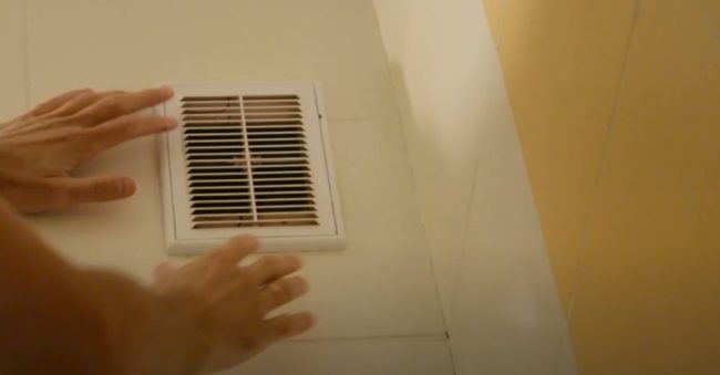 Снимка: Монтиране на решетка с вентилационни клапани на вентилационен отвор