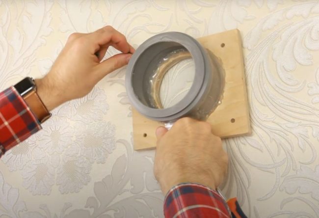 Снимка Монтиране на шаблона на стената