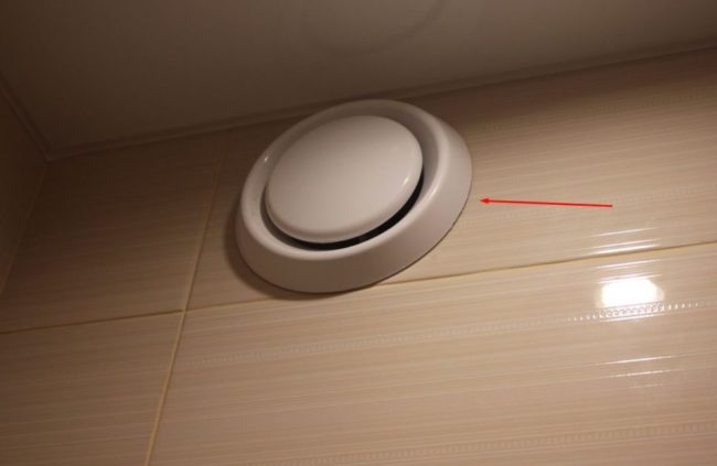 Снимка на анемостат, монтиран на вентилационния отвор в банята на стената