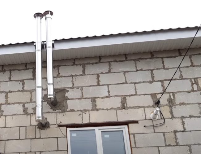 Снимка на инсталирания комин и изпускателен канал