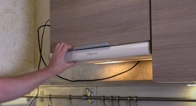 Снимка на шкаф с аспиратор, монтиран над печката