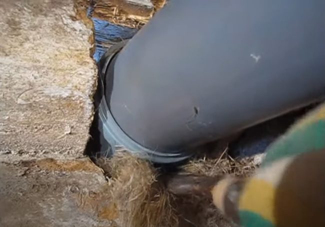 Снимка: Запълване на празнини около изпускателната тръба с теглич