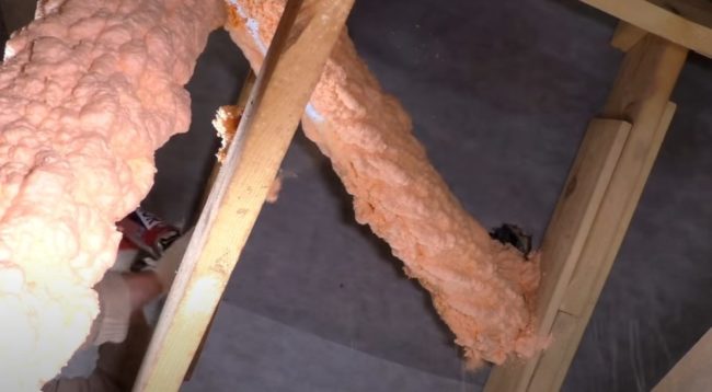 Снимка: Изолиране на тавански въздуховод с пръскана изолация