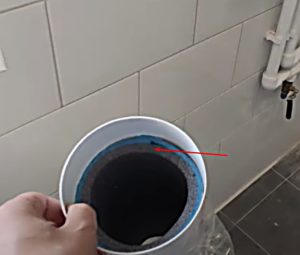 Снимка на изолирана тръба за захранващ клапан