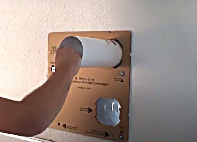 Снимка: Поставяне на втулки в отворите на въздуховодите на стената