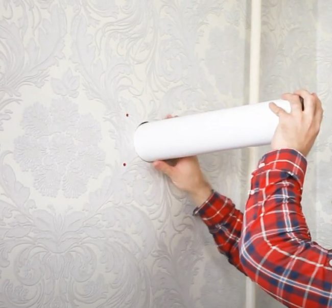 Снимка Поставяне на въздуховод в отвор на стената