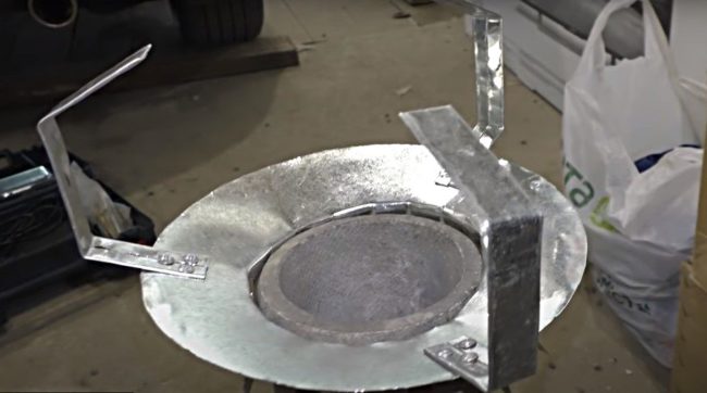 Снимка: Извити стълбове за монтаж на капачката и цилиндричното тяло