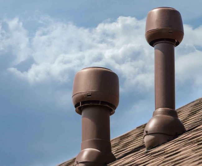 Снимка на изхода на вентилационния и вентилационен щранг на покрива през проходен елемент