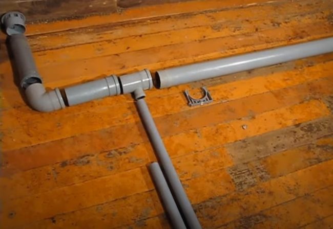 Снимка на вентилационната схема, поставена на пода, за регулиране на дължината на тръбите