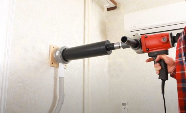 Снимка: Пробиване на отвор в стената за въздуховод с корона