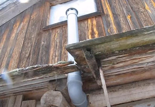 Снимка на изпускателна тръба с капачка от страната на улицата