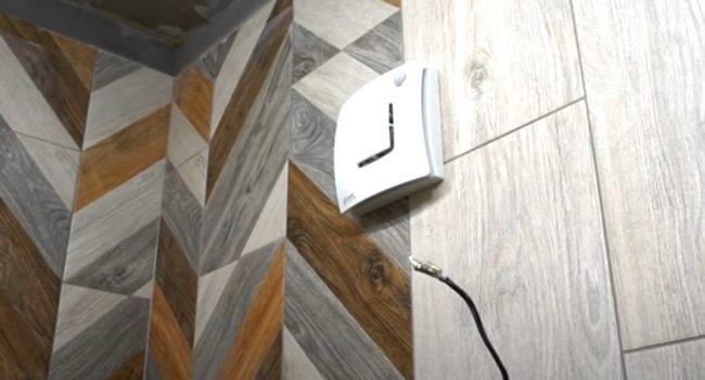 Снимка: Вентилатор за отвеждане на въздуха със сензори за движение и влажност в баня от ерата на Хрушчов