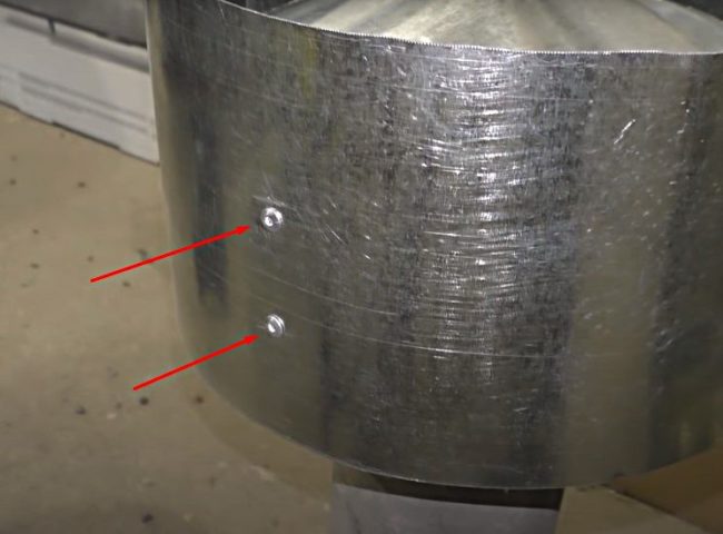 Снимка на корпуса, занитен към колоните