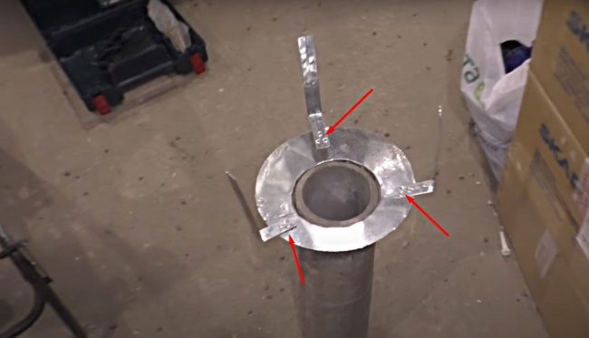 Снимка на подпорите, занитени към долния дефлекторен пръстен