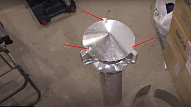 Снимка на чадър, закрепен за стълбовете