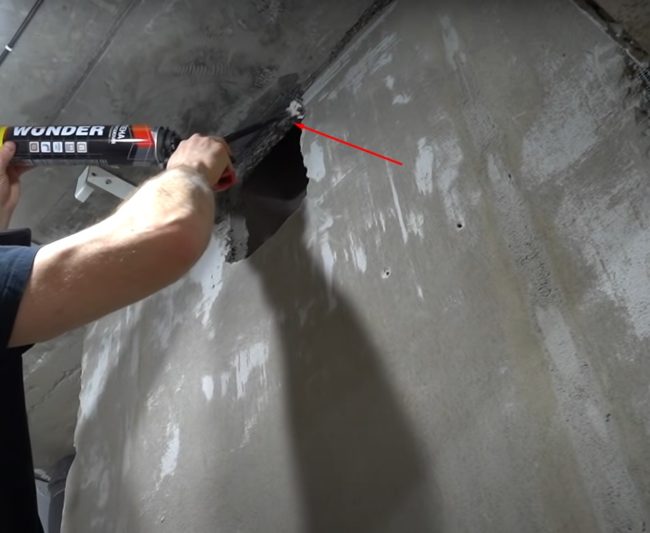 Снимка: Запълване с пяна на входната точка на PVC канал в общ вентилационен отвор за къща