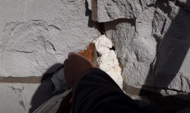 Снимка: Пяна за фуги в отворите на стените