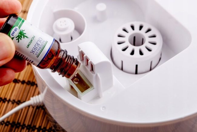 Снимка: Пълнене на овлажнител с етерични масла