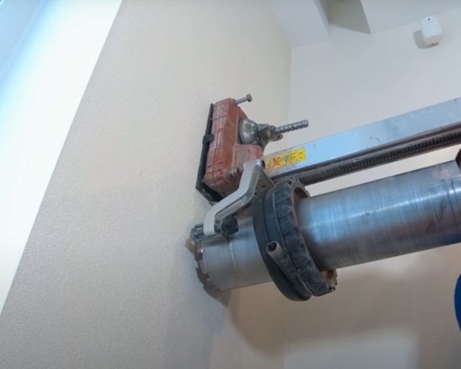 Снимка на диамантено пробиване на стена