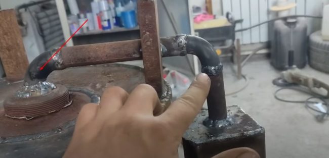 Снимка на резервоар с тръба за подаване на отработено масло