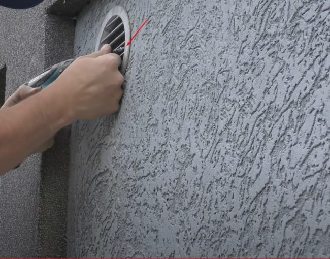 Снимка: Допълнително фиксиране на фланеца с винтове през монтажните отвори