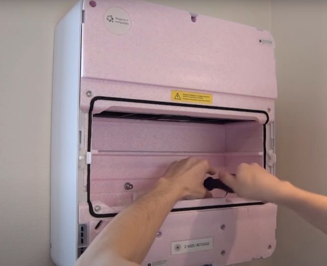 Снимка: Закрепване на уреда за бризър към стената с винтове