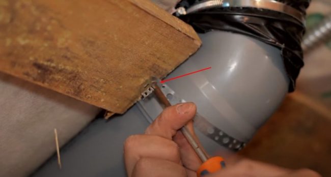 Снимка: Закрепване на тръбопровода към покривната обшивка