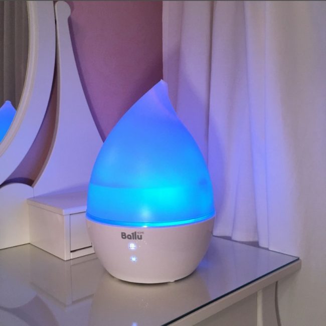 Снимка на компактен шкаф за мивка със стъклен плот