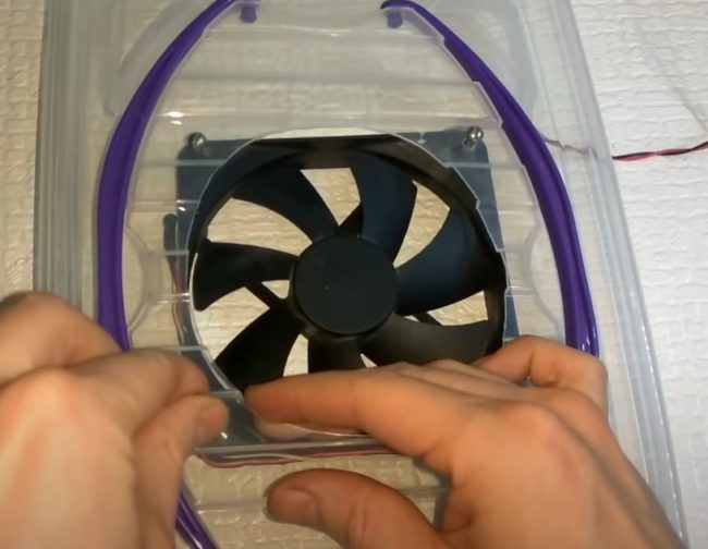 Снимка на монтажа на охладителя на капака на кутията