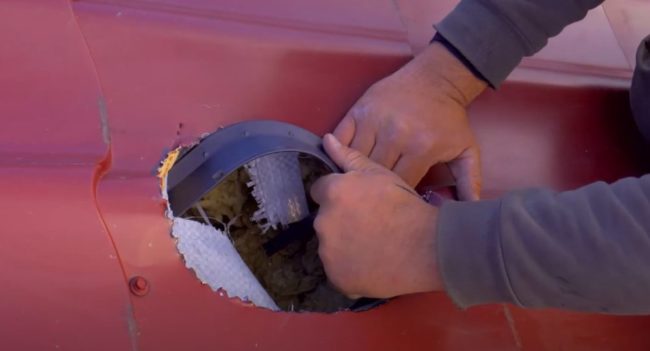 Снимка: Монтаж на елемент за воден уплътнител в покривен пай