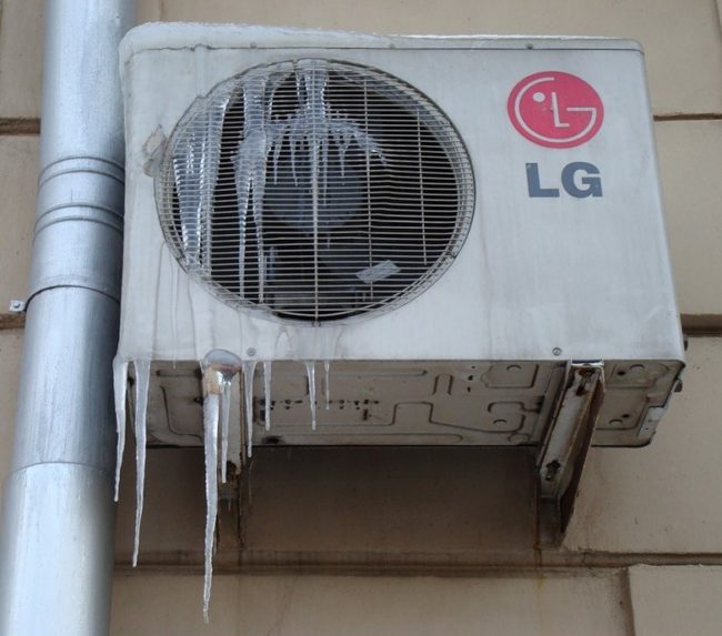 Снимка: Лед върху блок