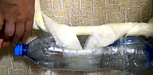 Снимка: Увиване на превръзка около тръба, водеща към радиатор