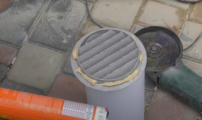 Снимка: Нанасяне на уплътнител върху фланеца на външната решетка